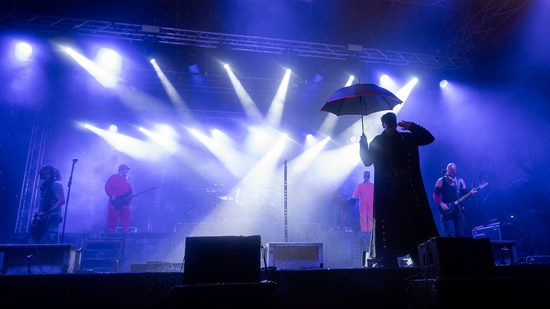 Sänger Boris Delic betrat mit einem Regenschirm die Bühne.