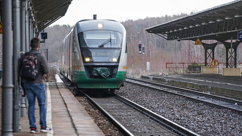 Ein Trilex Zug fährt in Bischofswerda auf dem Bahnhof ein.