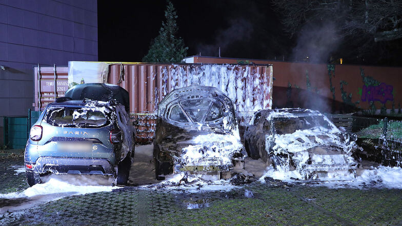Polizei vermutet Brandstiftung: Drei Autos gehen an Dresdner Hotel in Flammen auf