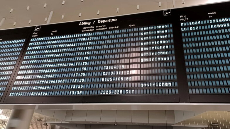 Blick auf die Anzeigetafel im Flughafen Hannover