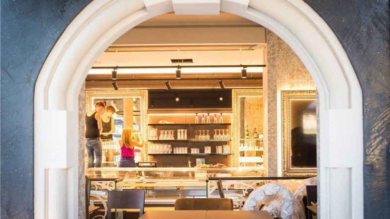 Spiegel polieren und Regale einräumen im Café Toscana.