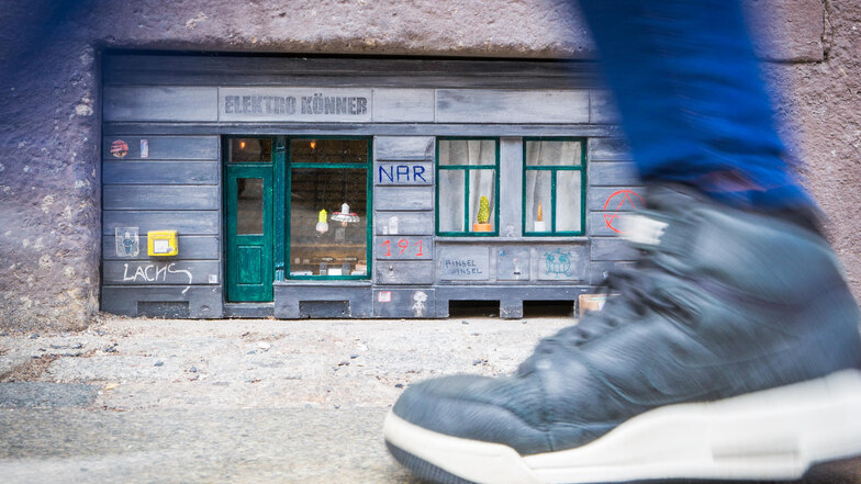 In einem Kellerfenster an der Sebnitzer Straße hat ein winziges Geschäft Quartier bezogen: Elektro Könner.