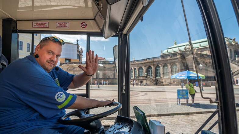 Stadtführer aus Leidenschaft: der 43-jährige Thomas Banach am Steuer des Doppelstock-Busses, den er täglich durch Dresden steuert.