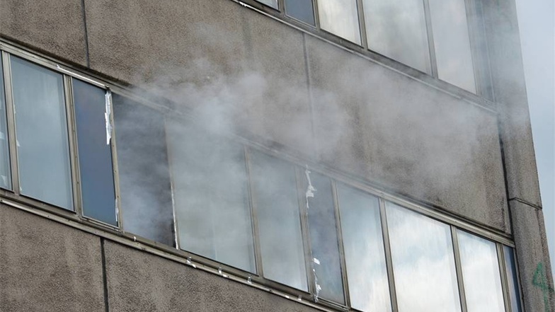 Rauchschwaden dringen aus einem der oberen Stockwerke.