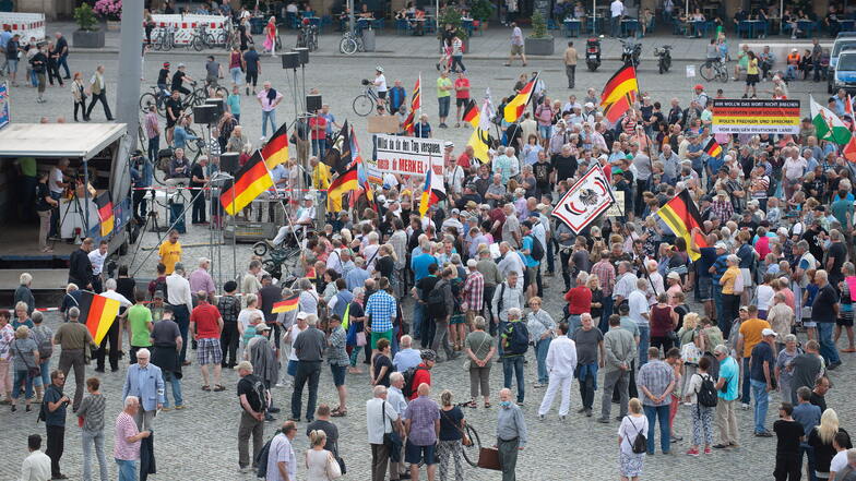 Pegida-Kundgebung und Gegendemo auf dem Dresdner Altmarkt. Während der Demonstrationen von Pegida und Querdenken wurde am Montagabend ein Journalist tätlich angegriffen.