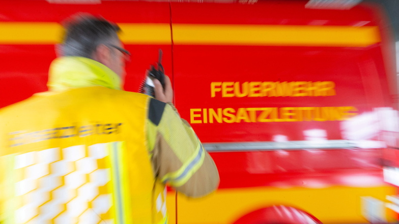 Brennenden Fußboden in einem Haus musste die Feuerwehr am Mittwoch in Kamenz löschen.