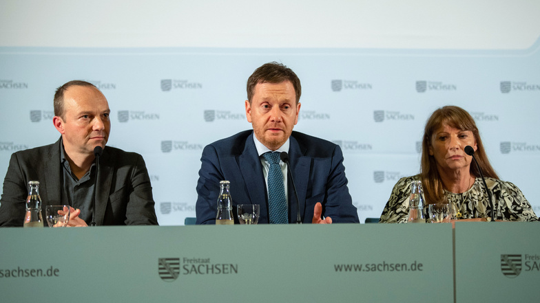 Seit 100 Tagen in der Regierung: Ministerpräsident Michael Kretschmer (CDU, Mitte) gemeinsam mit Umweltminister Wolfram Günther (Grüne) und Gesundheitsministerin Petra Köpping (SPD).
