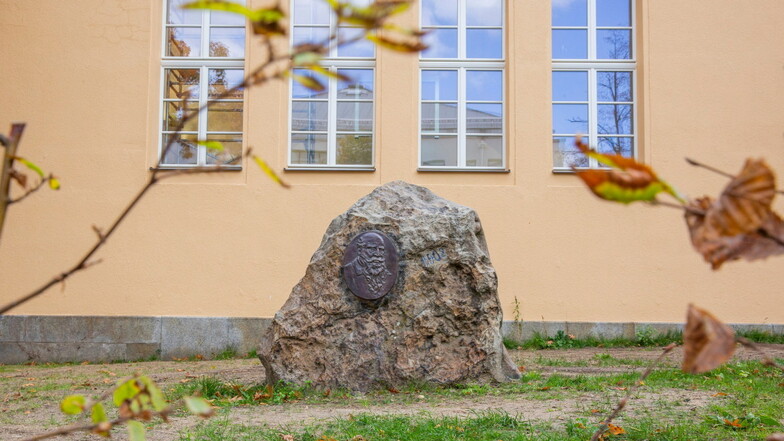Der Gedenkstein für Turnvater Jahn in Kamenz hat einen neuen Standort erhalten.