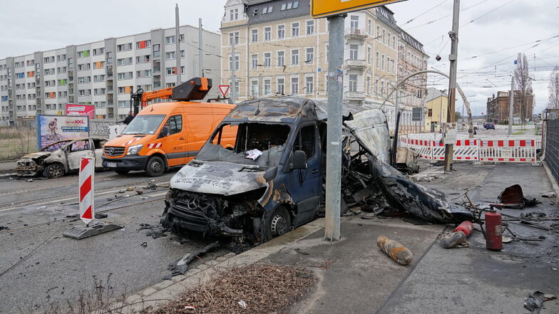 Bei einer Gasexplosion in der Dresdner Friedrichstadt vor einer Woche wurden Autos, aber auch Straßenbahnoberleitungen und Gleise stark beschädigt.