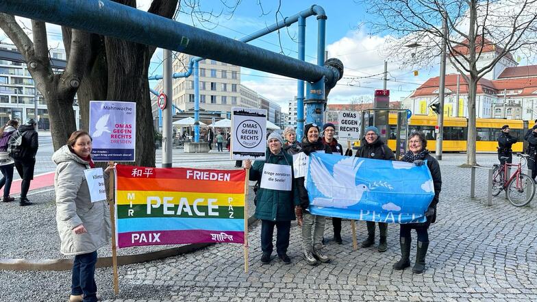 Die "Omas gegen Rechts" halten am Dienstagmittag auf dem Postplatz eine Mahnwache für Frieden und gegen Krieg ab.