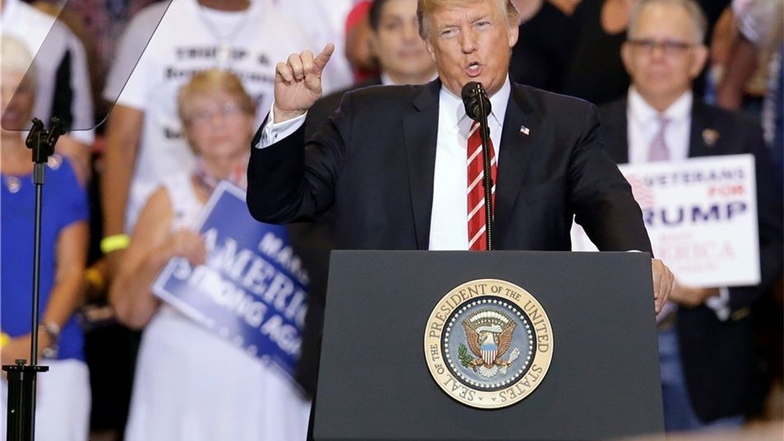 US-Präsident Donald Trump spricht im Phoenix Convention Center zu seinen Anhängern und verteidigt einaml mehr seine Politik.