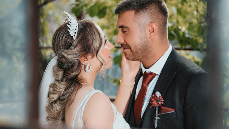 Pirnas Hochzeitszauber: Entdecken Sie die besten Tipps für unvergessliche Hochzeitstage von Brautmode bis Brautstrauß, von Trauring bis Herrenausstatter.