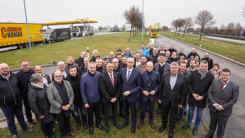 Rund 50 Vertreter der Oberlausitzer Kommunalpolitik und Wirtschaft versammelten sich am 3. März an der A4-Raststätte bei Bautzen und forderten den Ausbau der Autobahn.