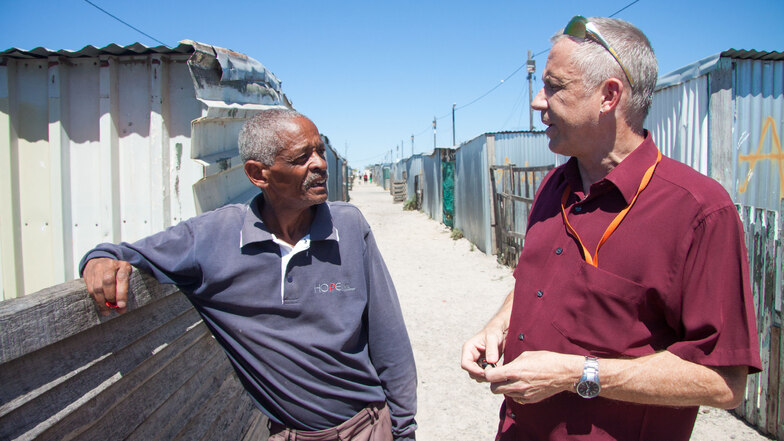 Pfarrer Stefan Hippler (r.) mit einem früheren Mitarbeiter des Hope-Cape-Town-Projektes im Armenviertel Blikkiesdorp.