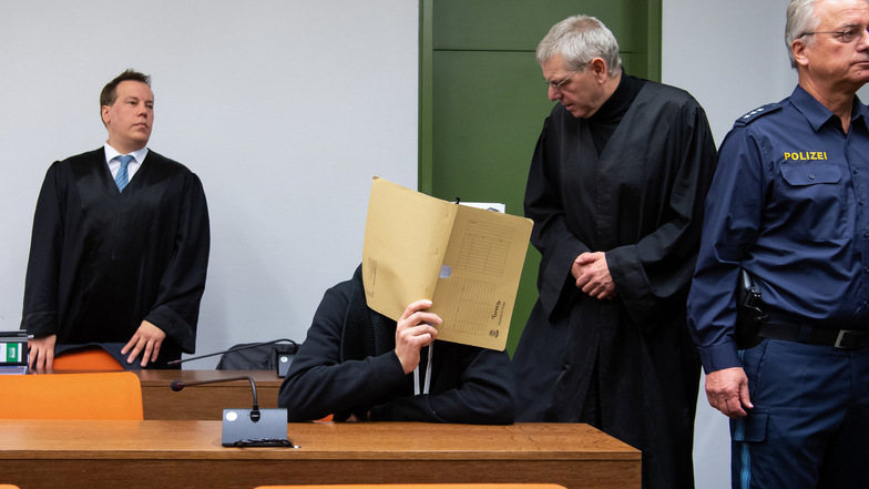 Der Angeklagte (2.v.l.) im Landgericht München.