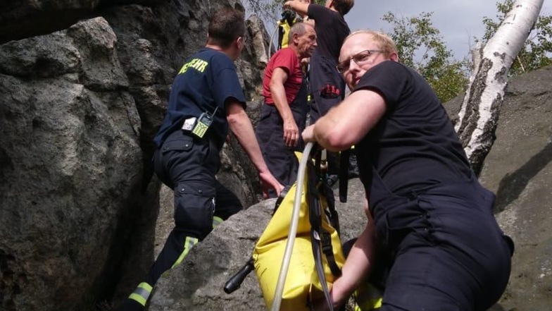 Hier muss geklettert werden: Die Kameraden der Oybiner Feuerwehr haben einen langen, steinigen Fußmarsch zurücklegen müssen, um zur Stelle der Wildcamper zu gelangen. Mit dabei: Löschrucksäcke.