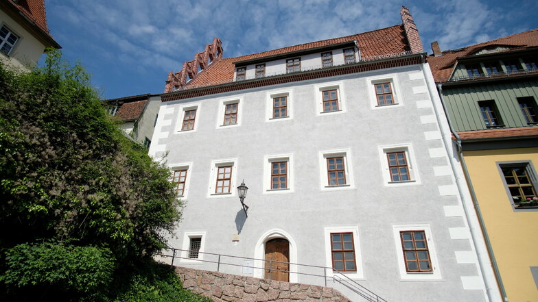 Vor über 500 Jahren erbaut wurde das Prälatenhaus an den Roten Stufen 3.