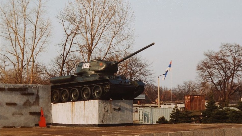 Aufgebaut: 1992 thront der T 34 in Zeithain noch auf einem Sockel, hinten weht die russische Fahne.