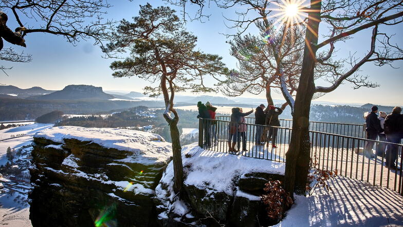 Wintertraumlandschaft im Januar 2021 auf der Bastei. Übernachtungsgäste durften erst im Juni der Sächsischen Schweiz anreisen.