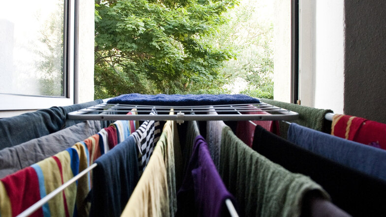 Regelmäßiges Lüften beugt Schimmel vor - das gilt vor allem, wenn Wäsche in der Wohnung trocknet.