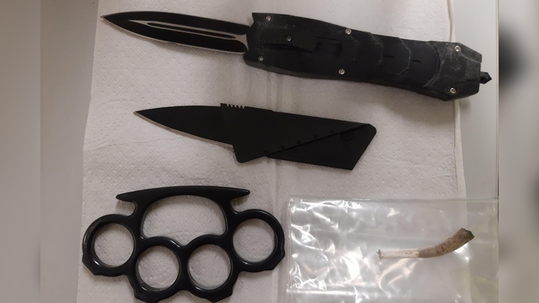 Diese verbotenen Waffen und diesen Joint fand die Bundespolizei am Mittwoch in einem Reisebus in Zittau.