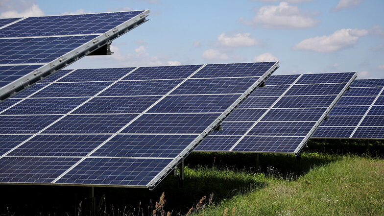 Damit Solarpaneele im künftigen "Solarpark Steinbach" Strom erzeugen können, muss das Projekt noch einige Hürden nehmen.