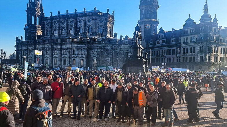Döbelner Bauern mit Verstärkung bei Protestkundgebung in Dresden
