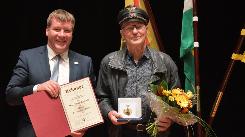Am Mittwoch wurde Wolfgang Krause (re.) von Oberbürgermeister Sven Mißbach mit der Kleinen Preuskermedaille geehrt.