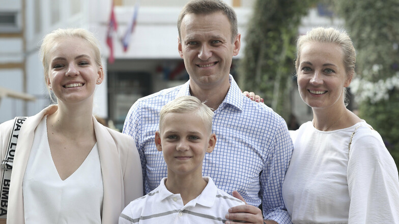 Alexej Nawalny mit seiner Frau Julia (r), seiner Tochter Daria und seinem Sohn Zakhar.