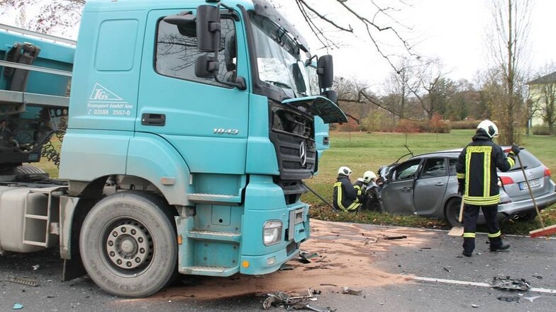 Beide Fahrzeuge wurden durch den Zusammenstoß zerstört. Insgesamt geht die Polizei von rund 60.000 Euro Schaden aus.