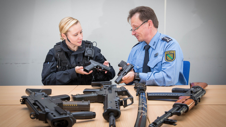 Erster Polizeihauptkommissar Iven Eissner und Polizeikommissarin Josephine Dierigen zeigen eine Auswahl von scharfen Waffen und manchen Nachbauten. Softair- oder Schreckschusswaffen sind zwar weniger gefährlich – doch im Ernstfall nicht von scharfen Waffe
