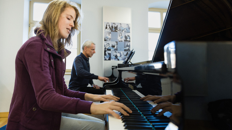 Die 16-jährige Tara Müller übt regelmäßig das Klavierspiel bei Bernd Woschick im Heinrich-Schütz-Konservatorium Dresden. Dort lernt sie auch Komponieren.