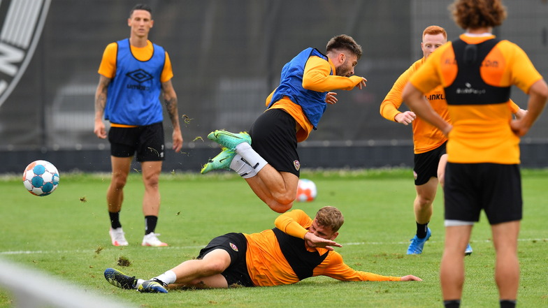 Bei Dynamo geht es auch im Training zur Sache wie in diesem Zweikampf zwischen Christoph Daferner (unten) und dem derzeit verletzten Brandon Borrello.