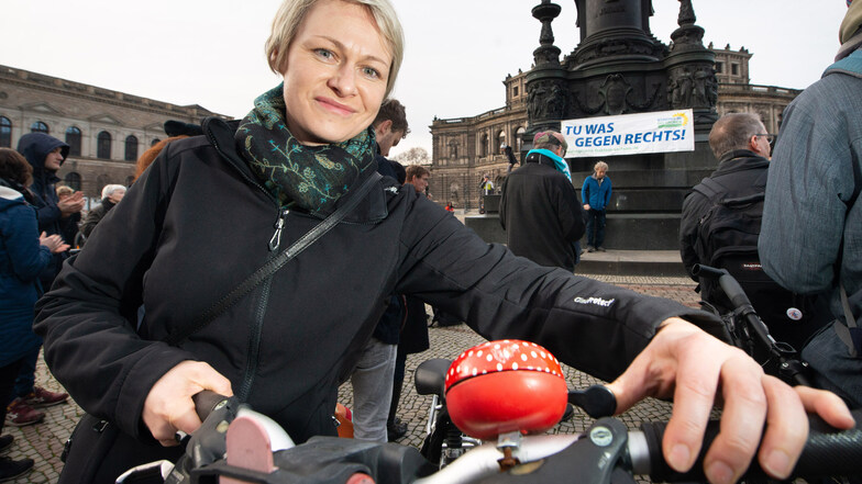 Katja Hänsch (41) klingelt beim Flashmob auf dem Theaterplatz mit,