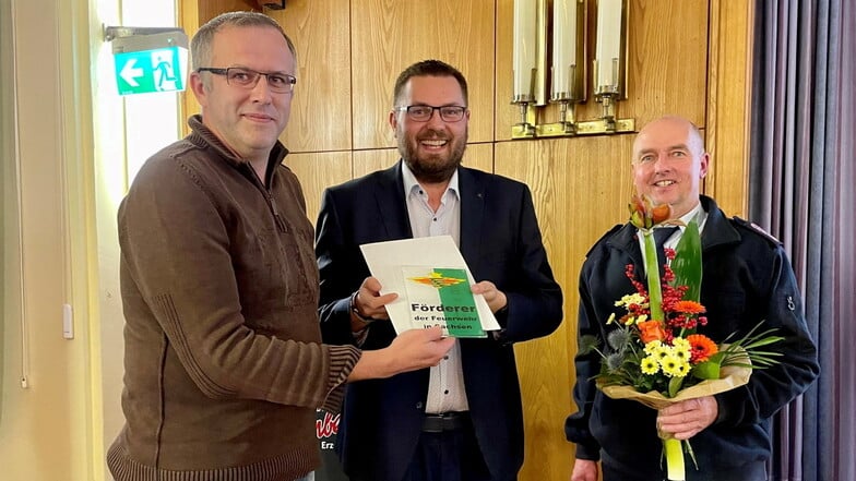 Marko Ehrlich (li.) von der Metallbau Ehrlich GmbH nahm die Ehrung von Bürgermeister Markus Wiesenberg und Gemeindewehrleiter Jan Püschel (re.) entgegen.