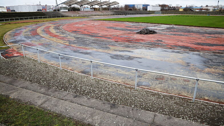 Der alte Belag ist weitgehend entfernt. Bis die Laufbahn im Leichtathletikstadion wieder benutzt werden kann, wird es aber noch dauern.