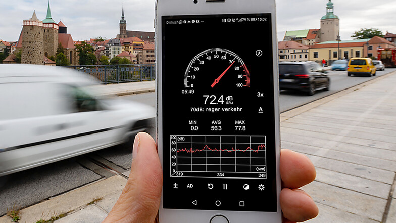Mit einer App  kann man dem Lärmpegel auf der Friedensbrücke messen.