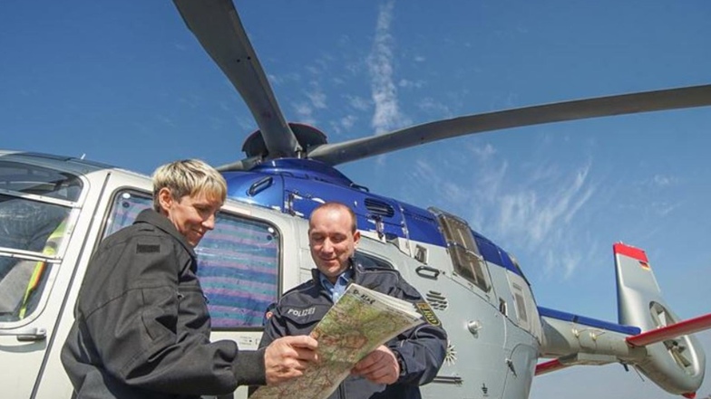Während Pilotin Anja Ryberg (l.) das fliegende Auge der Dresdner Polizeidirektion steuert, gibt ihr Görlitzer Kollege Tino Hauswald den Beamten am Boden Orientierung.