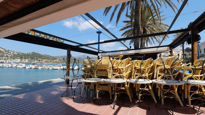 Eine Restaurant-Terrasse im spanischen Port d’Andratx bleibt während der Coronavirus-Krise auf der Insel Mallorca für die Öffentlichkeit geschlossen.