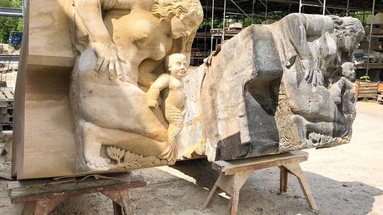 Nach dem Vorbild des beschädigten Originals wurde in den Pirnaer Sandsteinwerken ein neuer Konsolstein mit den schmückenden Figuren hergestellt.