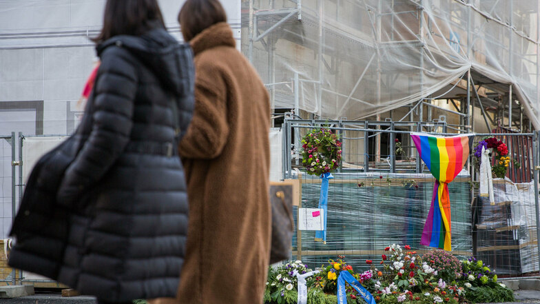 Blumen und Kränze liegen hinter dem Kulturpalast in Erinnerung an den Angriff gegen zwei Männer am 4. Oktober. Dort könnte ein Gedenkort entstehen.