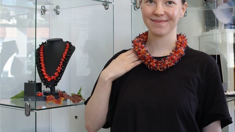 Anne Menzel aus Laußnitz ist Schmuckdesignerin in Neugablonz. Die Kette, die sie trägt, hat sie für die Mailänder Fashion Week geschaffen.