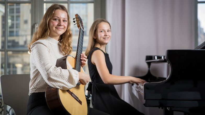 Klara und Dorotea Dolenec (v.l.) in ihrem Element. Die Schwestern wollen später unbedingt Berufsmusikerinnen werden.