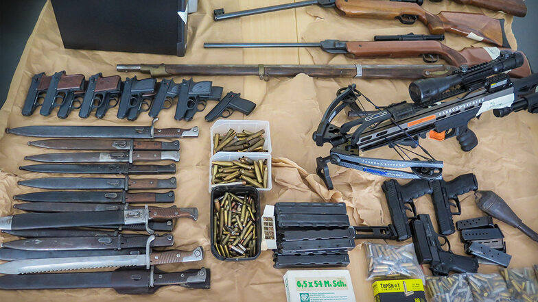 Ein Blick auf nun sichergestellte Waffen und Munition. Der mutmaßliche Besitzer wurde festgenommen.