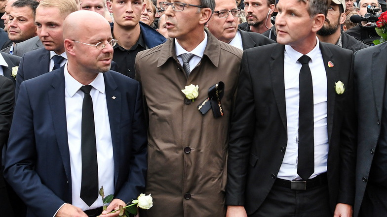 Die Rechtsextremisten Andreas Kalbitz, Björn Höcke (rechts außen) und ihr Parteikamerad Jörg Urban, Vorsitzender der AfD in Sachsen (Mitte). Gerade im Freistaat wählen viele diese Partei aus Überzeugung.