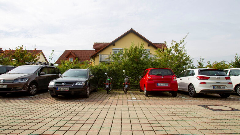 Die Parkbuchten im Stolpener Schulkomplex an der Pirnaer Landstraße sind belegt. Kommen jetzt noch mehr Fahrzeuge dazu, wird es kritisch.