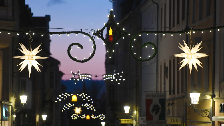 Weihnachtlich geschmückt mit Sternen sind unter anderem die Innere Weberstraße...