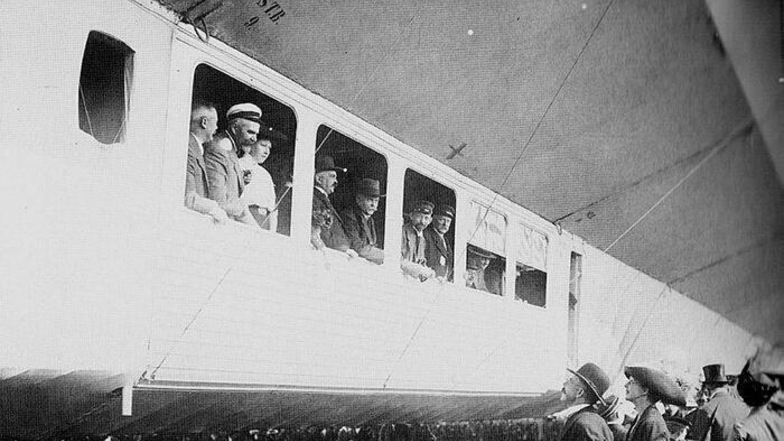 Bei der Landung des Zeppelins „Sachsen“ am 27. Juli 1913 in Zittau kam es zu Gesprächen zwischen den Fluggästen in der Passagiergondel und Zuschauern auf dem Flugplatz.