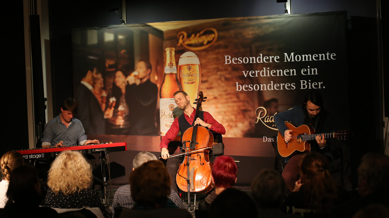Die drei Musiker von „Trojka“ hatten viel Spaß bei ihrem Auftritt in Radeberg – und auch das Publikum ließ sich sofort von dieser Begeisterung anstecken.