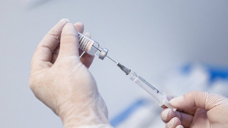 03.03.2022, Bayern, Freising: Eine Krankenschwester zieht im Impfzentrum Freising den Impfstoff Nuvaxovid vom Hersteller Novavax auf eine Spritze auf. Foto: /dpa +++ dpa-Bildfunk +++ Foto: dpa